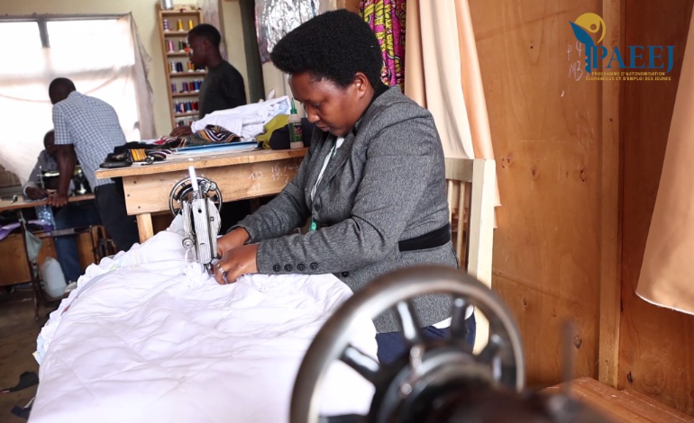 A la rencontre des jeunes exemplaires qui ont déjà remboursé la totalité du financement octroyé par le PAAEJ. NSABIMANA Gisèle, couture, Gitega