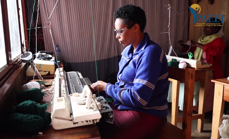 A la rencontre des jeunes exemplaires qui ont déjà remboursé la totalité du financement octroyé par le PAAEJ. Société Abamugaye turashoboye, tricoterie, Gitega